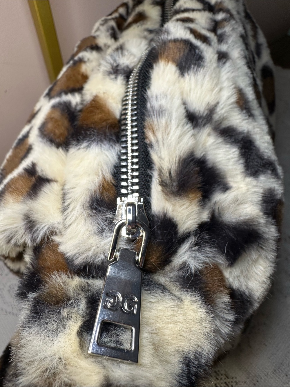 This Gilda Paris faux fur messenger bag features a bold leopard print pattern - Picture 5 of 9